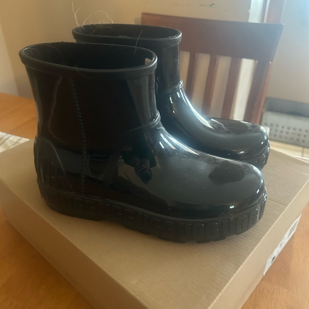 UGG ankle boots size 6 Black. in excellent condition